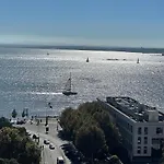 Chiado River View Deluxe 아파트 *